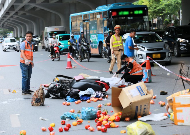 Hà Nội: Hiện trường vụ tai nạn liên hoàn khiến 1 người tử vong, 2 người bị thương nặng - 1 Hà Nội: Hiện trường vụ tai nạn liên hoàn khiến 1 người tử vong, 2 người bị thương nặng - 1