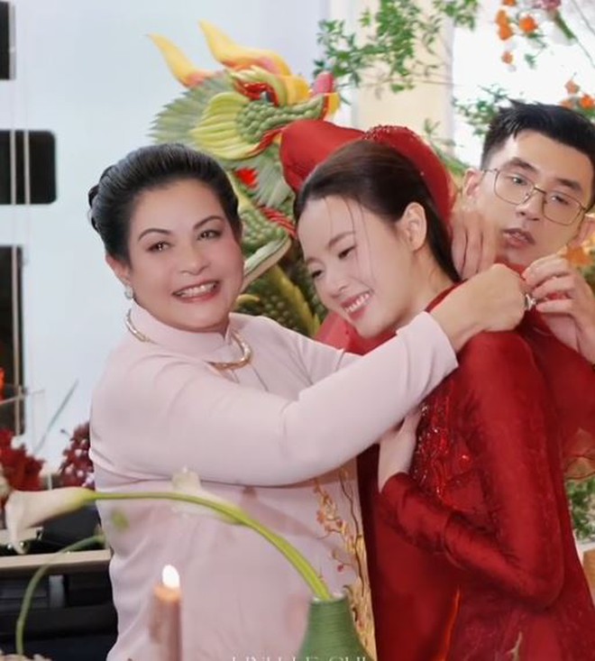 Midu có 1 hành động khiến mẹ Minh Đạt hài lòng và loạt chi tiết phơi bày quan hệ con dâu - nhà chồng tại lễ cưới hào môn - 7 Midu có 1 hành động khiến mẹ Minh Đạt hài lòng và loạt chi tiết phơi bày quan hệ con dâu - nhà chồng tại lễ cưới hào môn - 7