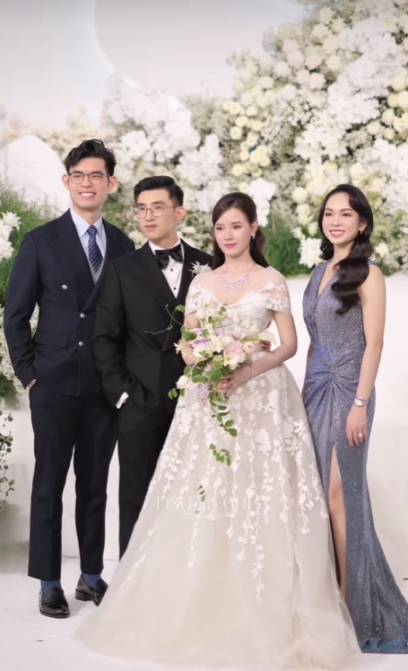 Midu có 1 hành động khiến mẹ Minh Đạt hài lòng và loạt chi tiết phơi bày quan hệ con dâu - nhà chồng tại lễ cưới hào môn - 5 Midu có 1 hành động khiến mẹ Minh Đạt hài lòng và loạt chi tiết phơi bày quan hệ con dâu - nhà chồng tại lễ cưới hào môn - 5