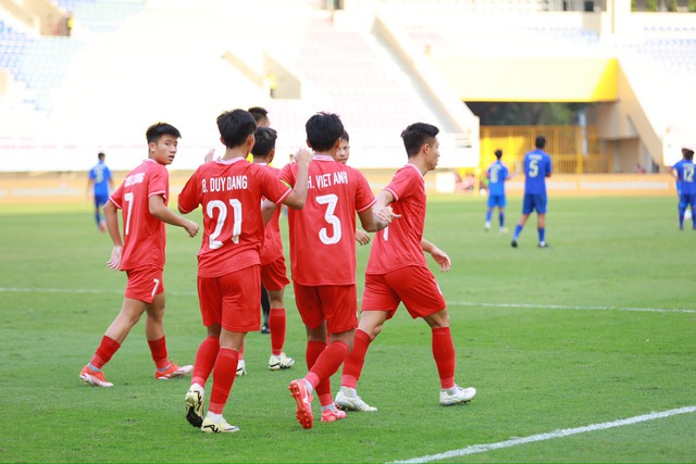Các cầu thủ U16 Việt Nam ăn mừng bàn mở tỷ số.