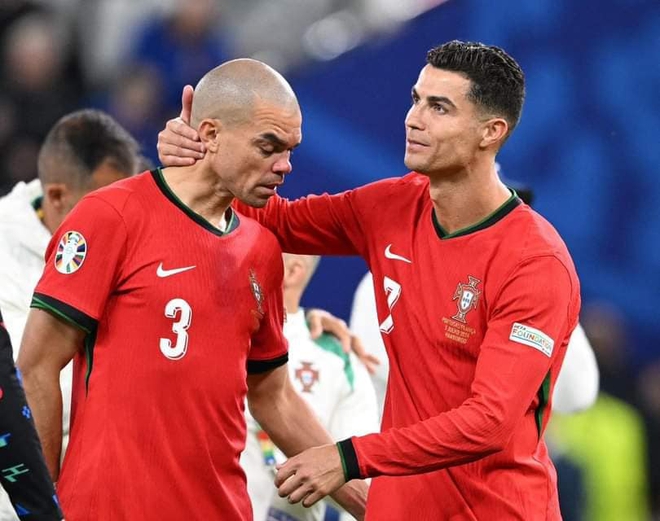 Pepe tuổi 41 tựa vai Ronaldo 39 tuổi oà khóc như một đứa trẻ: Mỏi chân rồi mình dừng lại thôi - 3