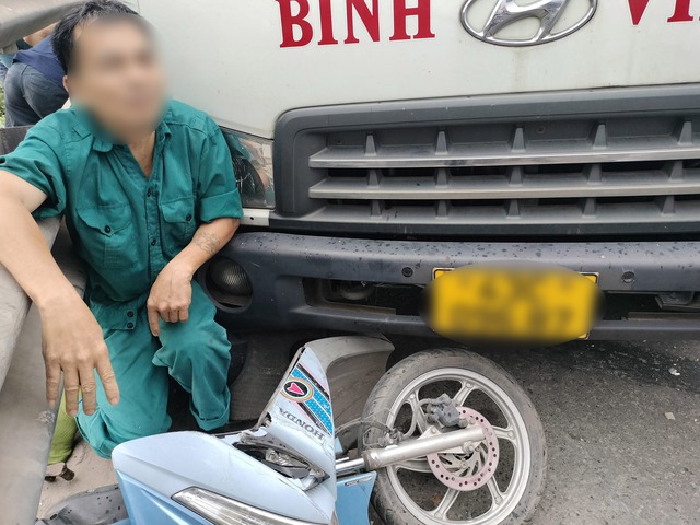 Người đàn ông đau đớn mắc kẹt giữa ô tô và hộ lan sau tai nạn liên hoàn ở Hà Nội: Nhân chứng kể nguồn cơn - 1 Người đàn ông đau đớn mắc kẹt giữa ô tô và hộ lan sau tai nạn liên hoàn ở Hà Nội: Nhân chứng kể nguồn cơn - 1
