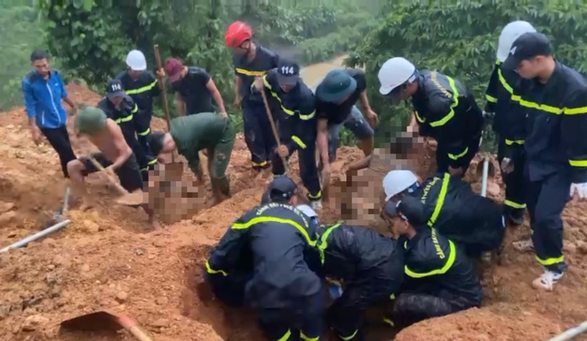Cảnh sát cứu hộ vụ sạt lở ở Hà Giang: Trái tim dừng một nhịp trước thi thể nạn nhân phủ đầy bùn đất - 7 Cảnh sát cứu hộ vụ sạt lở ở Hà Giang: Trái tim dừng một nhịp trước thi thể nạn nhân phủ đầy bùn đất - 7