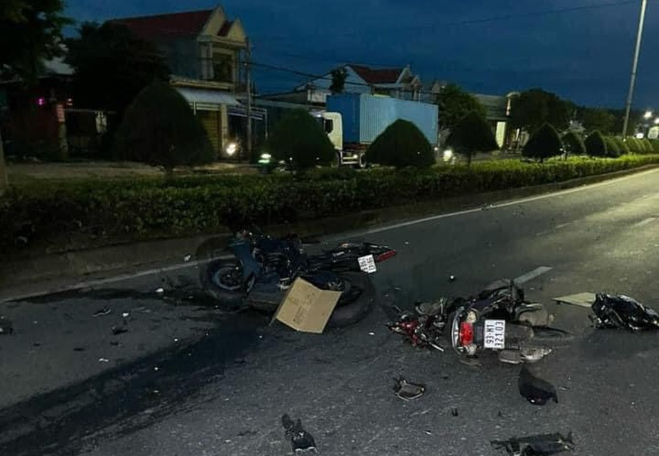 Xe phân khối lớn tông xe máy chạy ngược chiều, 2 mẹ con tử vong tại chỗ Xe phân khối lớn tông xe máy chạy ngược chiều, 2 mẹ con tử vong tại chỗ