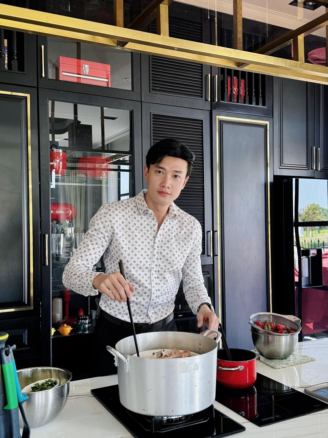 Nam diễn viên từng đi phụ hồ, bán vé số: U40 làm đại gia mì cay có hơn 100 cửa hàng trên khắp cả nước, ở biệt thự 40 tỷ, phong độ nhưng vẫn độc thân - 12 Nam diễn viên từng đi phụ hồ, bán vé số: U40 làm đại gia mì cay có hơn 100 cửa hàng trên khắp cả nước, ở biệt thự 40 tỷ, phong độ nhưng vẫn độc thân - 12