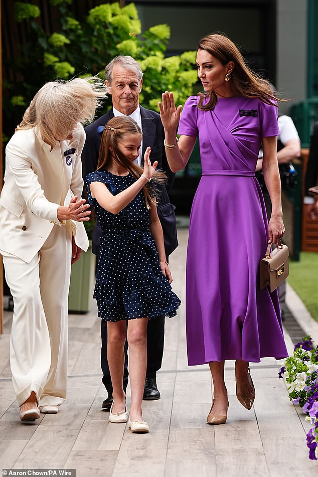 Nóng: Vương phi Kate xuất hiện tuyệt đẹp cùng con gái Charlotte tại chung kết đơn nam Wimbledon 2024 - 2