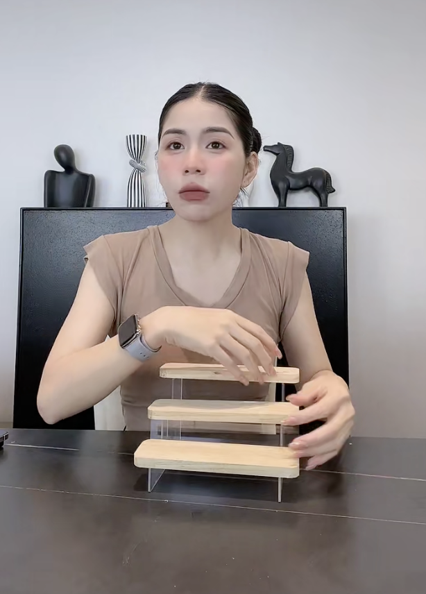 Hằng Du Mục ẩn ý về chuyện ganh tị chơi xấu sau phiên live sầu riêng ồn ào 7/7, Quang Linh Vlogs lập tức có bình luận lạ - 5 Hằng Du Mục ẩn ý về chuyện ganh tị chơi xấu sau phiên live sầu riêng ồn ào 7/7, Quang Linh Vlogs lập tức có bình luận lạ - 5