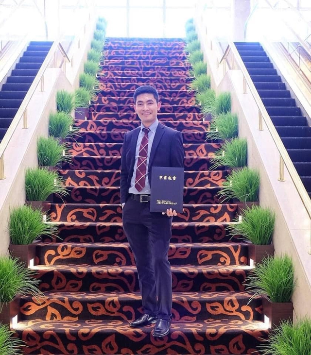 Cậu bé nghèo mồ côi nhận tin nhắn bất ngờ từ thầy giáo, số phận thay đổi sau 10 năm Cậu bé nghèo mồ côi nhận tin nhắn bất ngờ từ thầy giáo, số phận thay đổi sau 10 năm