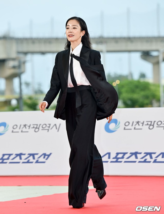 Siêu thảm đỏ Rồng Xanh: Yoona - Tiffany hóa công chúa đọ sắc Park Bo Young hack tuổi, Ryu Jun Yeol tái xuất sau ồn ào với Han So Hee - 42