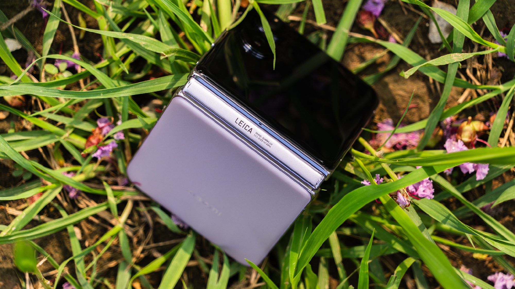 Cận cảnh Xiaomi MIX Flip: Thiết kế cực đẹp, màn hình phụ xịn nhất thế giới, pin cũng lớn nhất, giá rẻ hơn Galaxy Z Flip6 - 14
