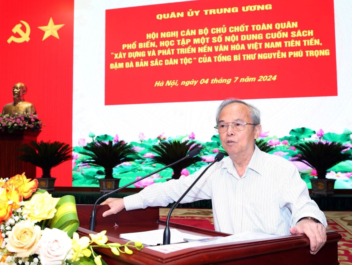 GS.TS Đinh Xuân Dũng giới thiệu một số nội dung cơ bản trong cuốn sách Xây dựng và phát triển nền văn hoá Việt Nam tiên tiến, đậm đà bản sắc dân tộc của Tổng Bí thư Nguyễn Phú Trọng. Ảnh: Đỗ Thoa.