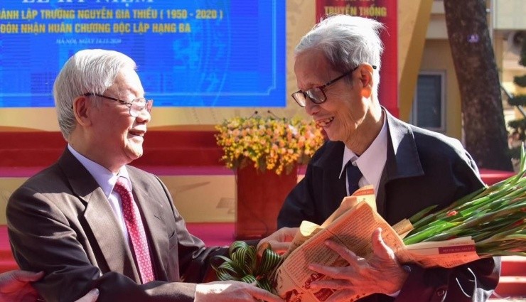 Tổng bí thư Nguyễn Phú Trọng tặng hoa chúc mừng thầy giáo cũ Lê Đức Giảng, dịp lễ kỷ niệm 70 năm thành lập trường THPT Nguyễn Gia Thiều.
