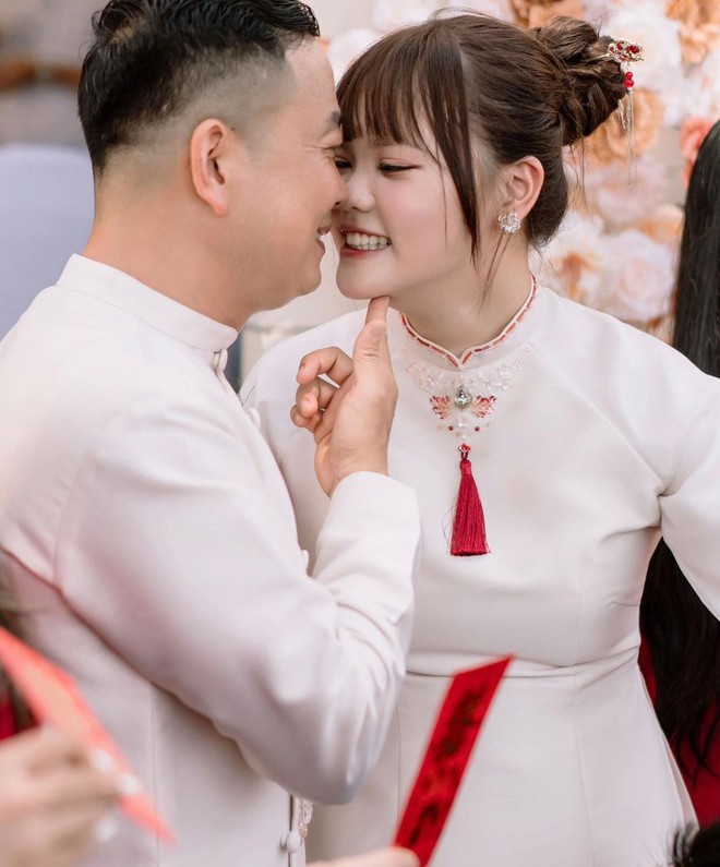 Đám hỏi của cô gái sinh năm 2001 và ông chú 43 tuổi: Bố vợ tiết lộ gì về con rể? - 1 Đám hỏi của cô gái sinh năm 2001 và ông chú 43 tuổi: Bố vợ tiết lộ gì về con rể? - 1