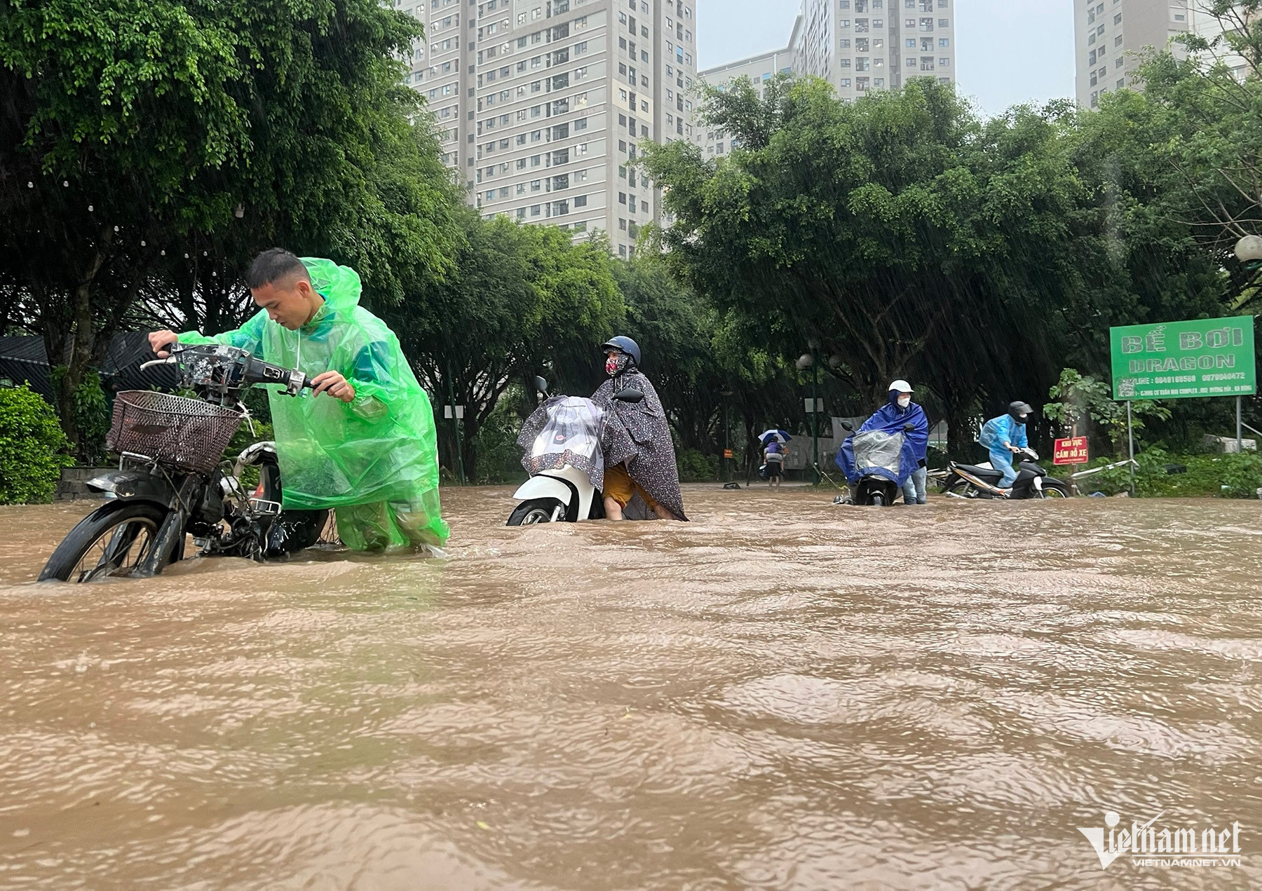Đại lộ Thăng Long ngập sâu, giao thông ùn tắc nghiêm trọng - 7