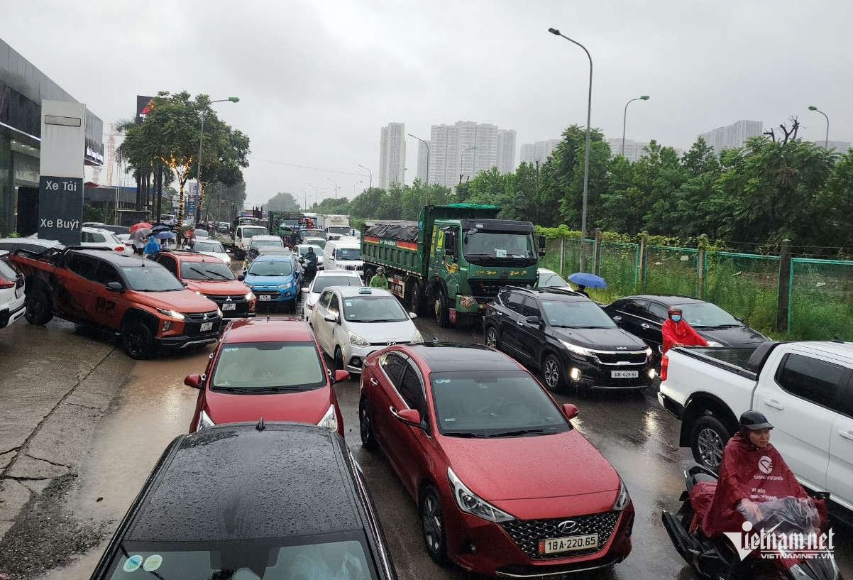 Đại lộ Thăng Long ngập sâu, giao thông ùn tắc nghiêm trọng - 11