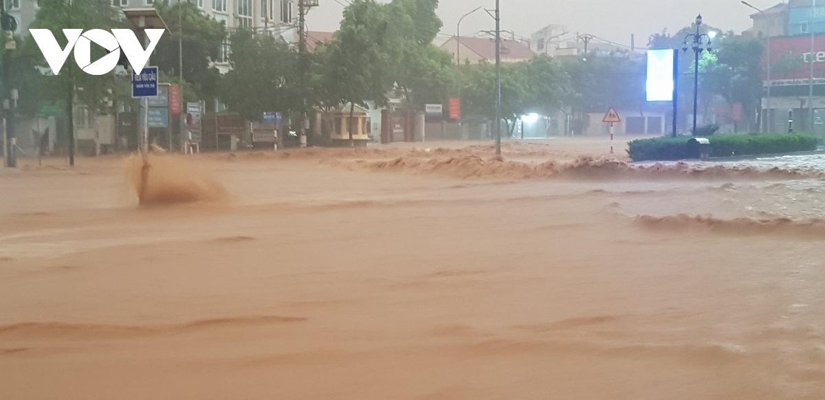 Mưa lớn suốt đêm, TP Sơn La chìm trong biển nước