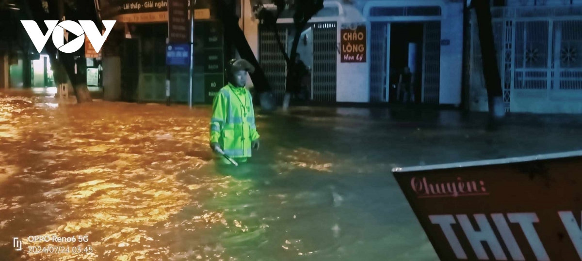 Mưa lớn suốt đêm, TP Sơn La chìm trong biển nước - 19