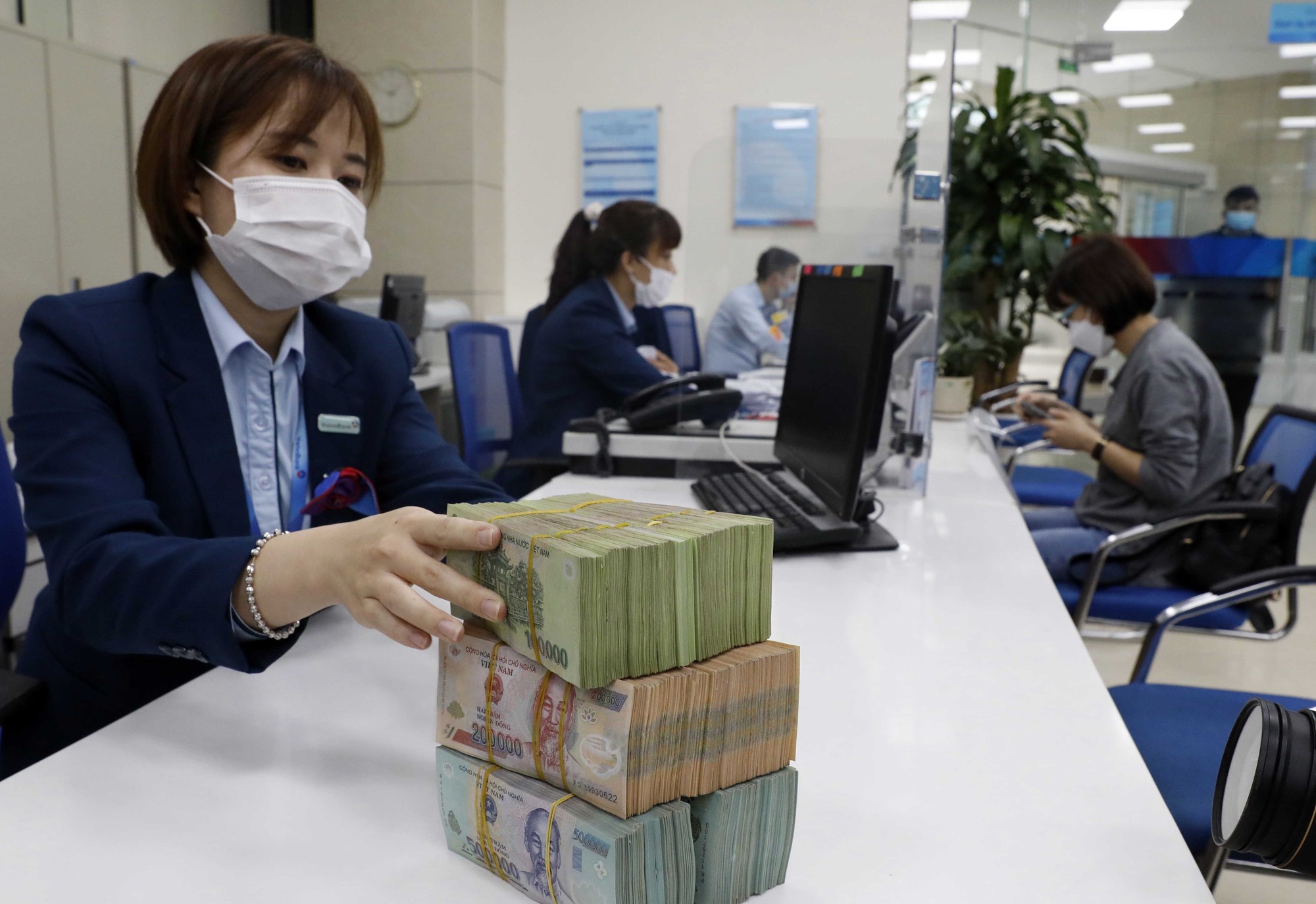 Ngân hàng cho vay món tiền nhỏ dễ dàng hơn, 'tín dụng đen' sắp hết đất sống? - 1 Ngân hàng cho vay món tiền nhỏ dễ dàng hơn, 'tín dụng đen' sắp hết đất sống? - 1
