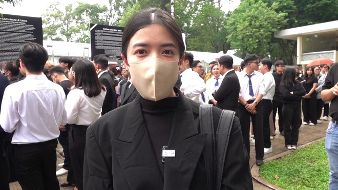 Người trẻ xếp hàng dài vào viếng Tổng Bí thư Nguyễn Phú Trọng: 'Thương bác vô cùng, mong bác yên lòng' - 5