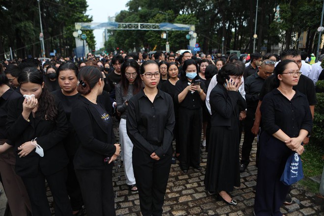Người trẻ xếp hàng dài vào viếng Tổng Bí thư Nguyễn Phú Trọng: 'Thương bác vô cùng, mong bác yên lòng' - 1