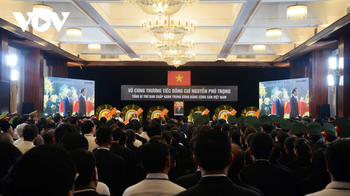 Các đại biểu dành phút mặc niệm tưởng nhớ Tổng Bí thư Nguyễn Phú Trọng.