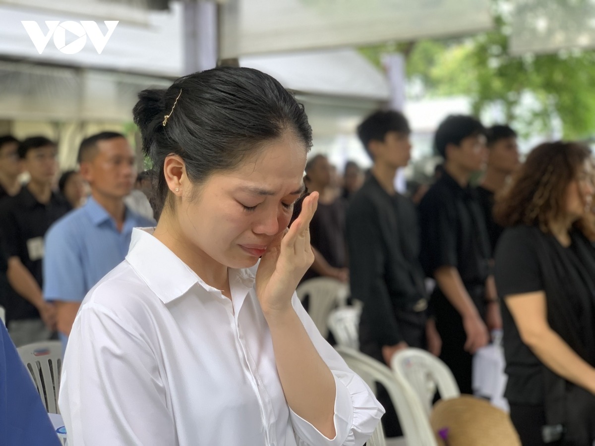 Theo dõi Lễ truy điệu, nghi thức di quan Tổng Bí thư qua màn hình ở bên ngoài Hội trường Thống Nhất, TP.HCM, người dân xúc động, rưng rưng nước mắt.