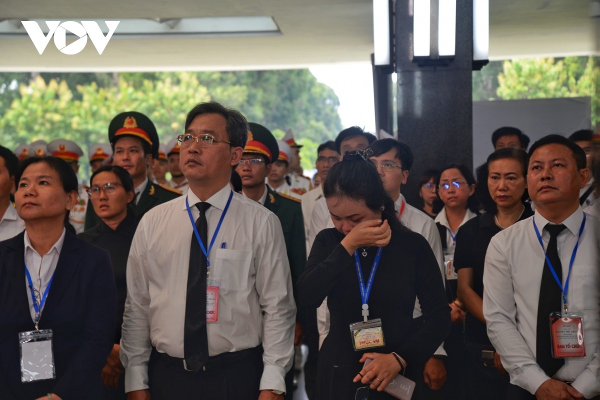 Bên ngoài Hội trường, người dân, các lực lượng cũng dừng mọi hoạt động để tiễn đưa đồng chí Tổng Bí thư Nguyễn Phú Trọng lần cuối. 