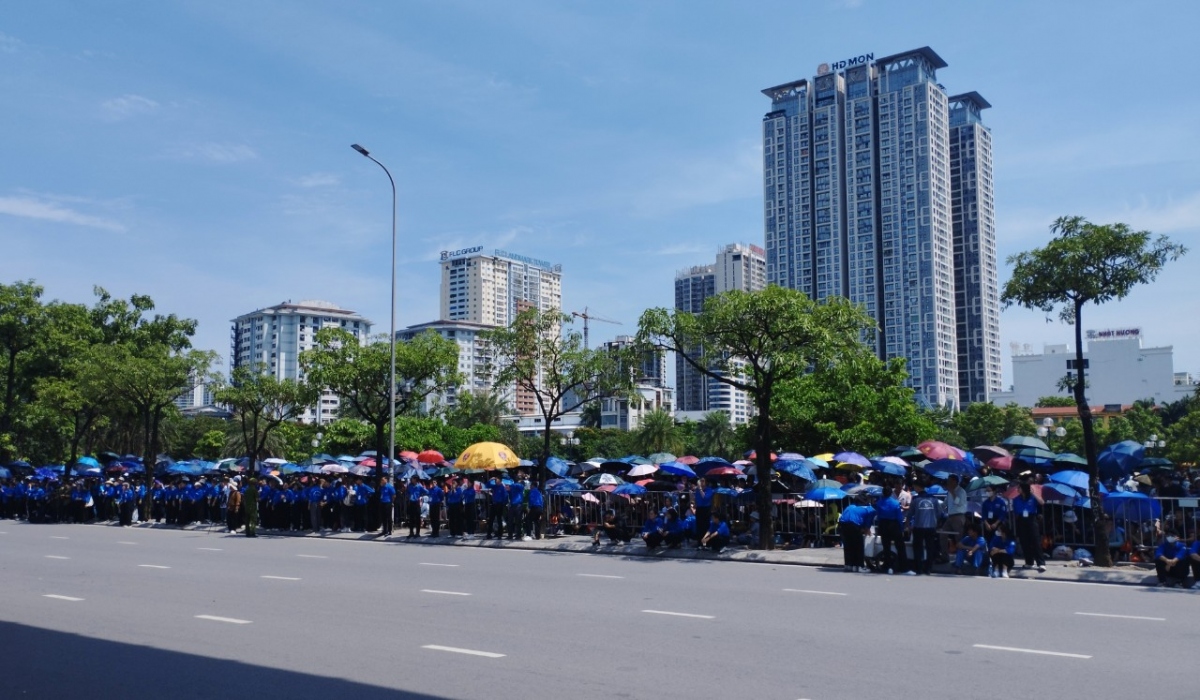 Trời Hà Nội trưa nay khá nóng và oi bức