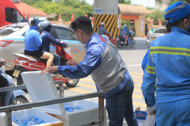 Người dân cung cấp nước miễn phí cho người dân đứng chờ trước cổng nghĩa trang Mai Dịch