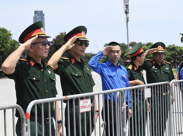 Rất đông người đội nắng ở khu vực Mỹ Đình chờ đoàn xe đi qua