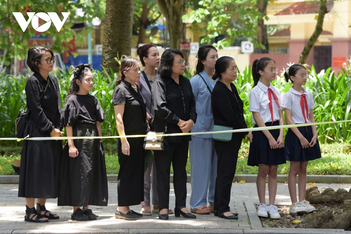 Tuyến đường Trần Phú - Điện Biên Phủ: Lực lượng chức năng chăng dây 2 bên vỉa hè, người dân có mặt sớm 2 dọc bên đường tiễn đưa Tổng Bí thư.