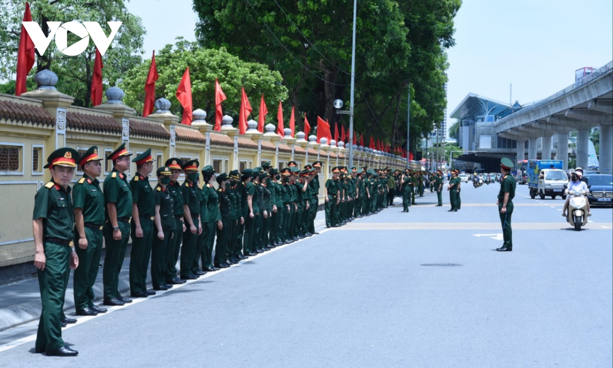 Các đơn vị quân đội đứng ngay ngắn để 