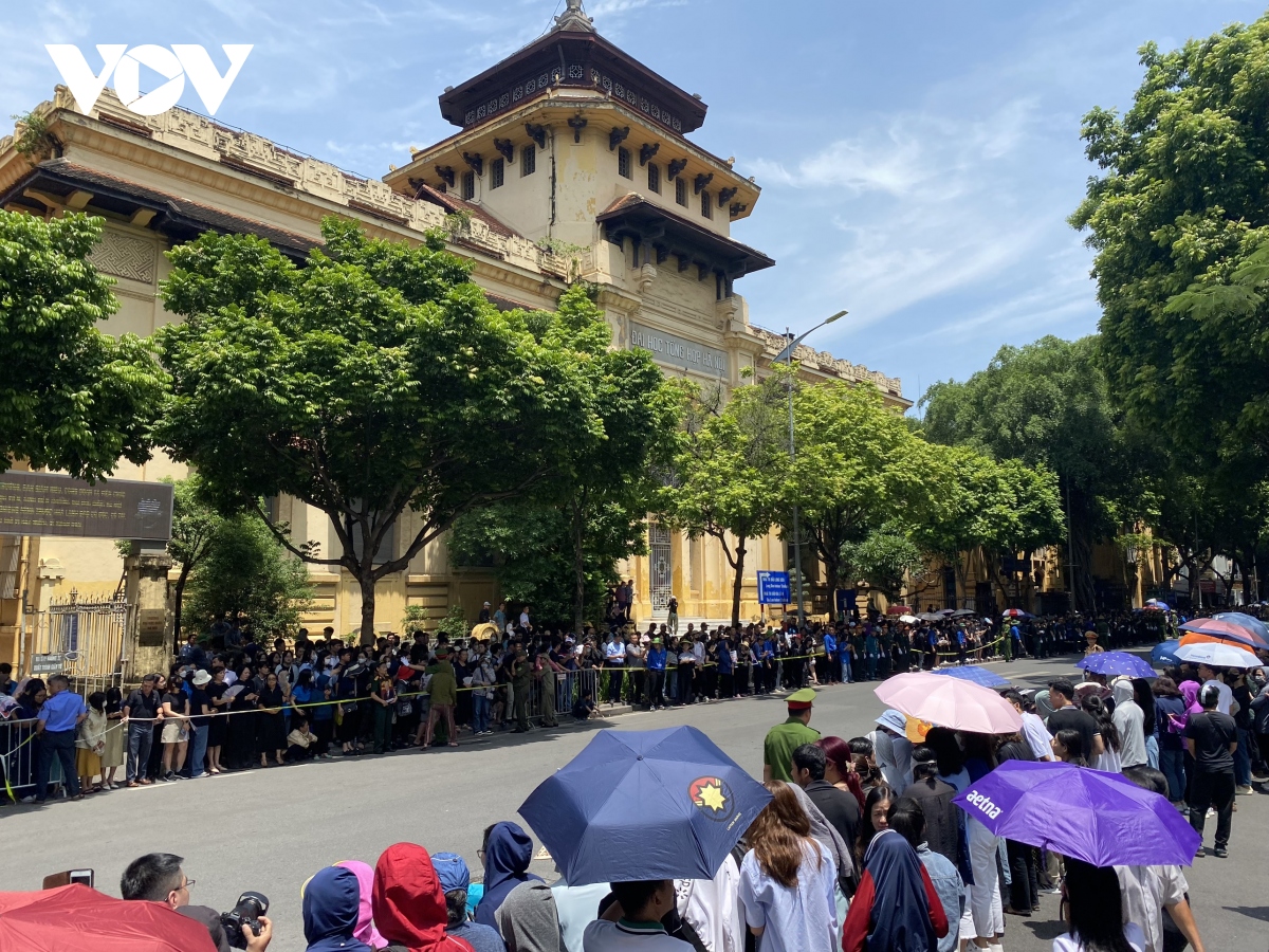 Trên nhiều tuyến phố tại Hà Nội, người dân đứng kín hai bên đường, chờ dõi theo linh xa chở linh cữu Tổng Bí thư Nguyễn Phú Trọng.