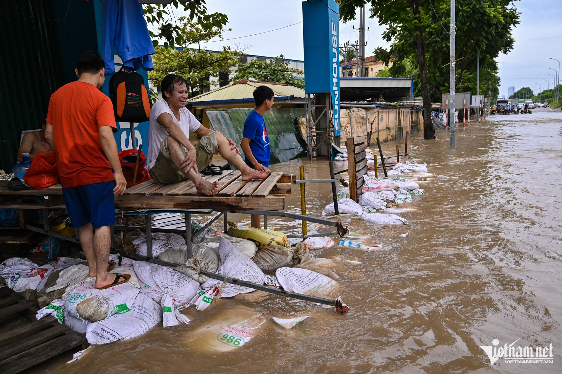 Một đoạn đại lộ Thăng Long ngập sâu đã 5 ngày, người đi đường khổ sở - 13