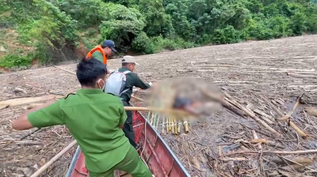 Sau nhiều giờ tìm kiếm, lực lượng chức năng đã tìm thấy 1 nạn nhân bị lũ cuốn cách nơi xảy ra trận lũ quét 30km. Ảnh: Fanpage An ninh Điện Biên