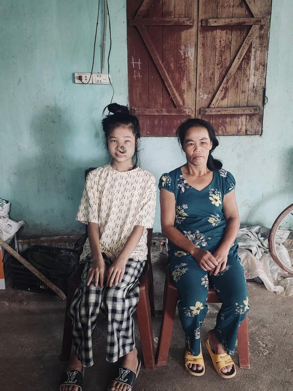 Số phận nghiệt ngã của cô bé 14 tuổi mắc ung thư: Mẹ mắc bệnh tâm thần, sống nương nhờ ông bà già yếu Số phận nghiệt ngã của cô bé 14 tuổi mắc ung thư: Mẹ mắc bệnh tâm thần, sống nương nhờ ông bà già yếu
