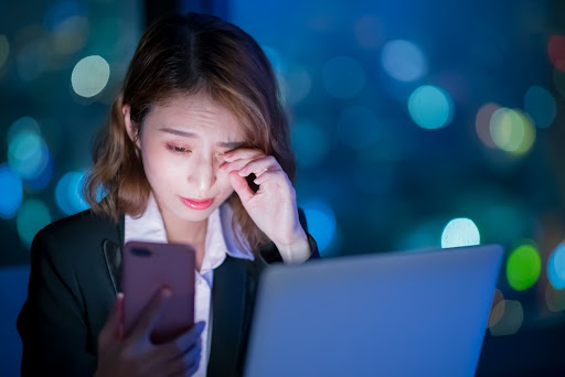 Ánh sáng xanh từ màn hình điện thoại làm tăng tỉ lệ mắc 2 loại ung thư nguy hiểm, chuyên gia đưa ra lời khuyên cho người dùng trước khi đi ngủ - 1 Ánh sáng xanh từ màn hình điện thoại làm tăng tỉ lệ mắc 2 loại ung thư nguy hiểm, chuyên gia đưa ra lời khuyên cho người dùng trước khi đi ngủ - 1