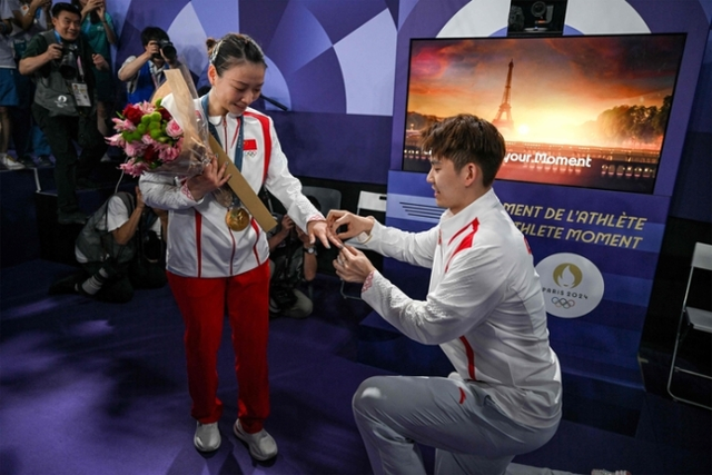 Màn cầu hôn đẹp như phim ở Olympic: Vừa giành HCV Olympic, VĐV Trung Quốc được bạn trai quỳ xuống trao nhẫn kim cương Màn cầu hôn đẹp như phim ở Olympic: Vừa giành HCV Olympic, VĐV Trung Quốc được bạn trai quỳ xuống trao nhẫn kim cương