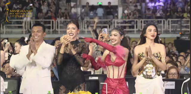 Thuỳ Tiên - Minh Tú 'sượng trân', dàn giám khảo thái độ lạ khi nghe công bố Tân Miss Grand Vietnam - 3 Thuỳ Tiên - Minh Tú 'sượng trân', dàn giám khảo thái độ lạ khi nghe công bố Tân Miss Grand Vietnam - 3