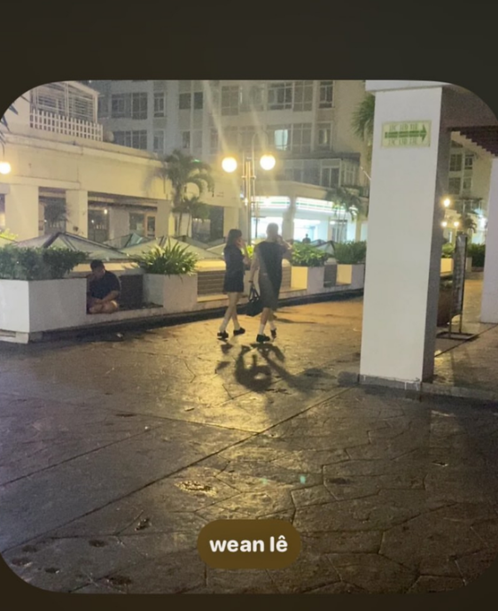 Trước đó, netizen lan truyền bức hình cả hai nghi cùng sải bước về địa điểm giống như một khu chung cư tại Quận 7, TP.HCM