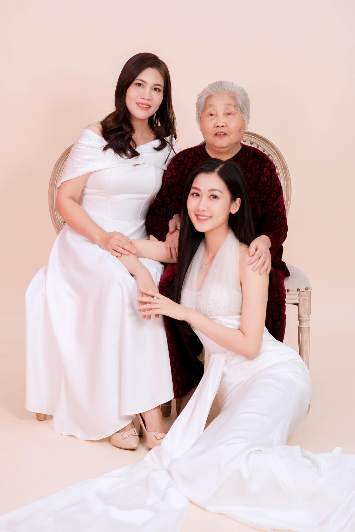 Hoa hậu Quế Anh: Gia đình tôi có truyền thống cách mạng, bố mẹ đều là Đảng viên - 2