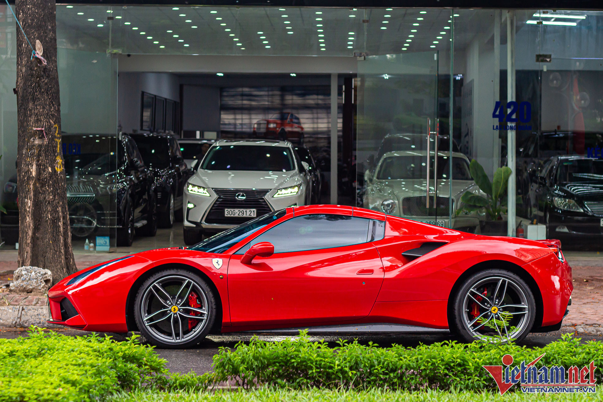 Siêu xe Ferrari 488 từng của Cường Đô-la phủ bụi trong hầm chung cư Hà Nội - 7 Siêu xe Ferrari 488 từng của Cường Đô-la phủ bụi trong hầm chung cư Hà Nội - 7