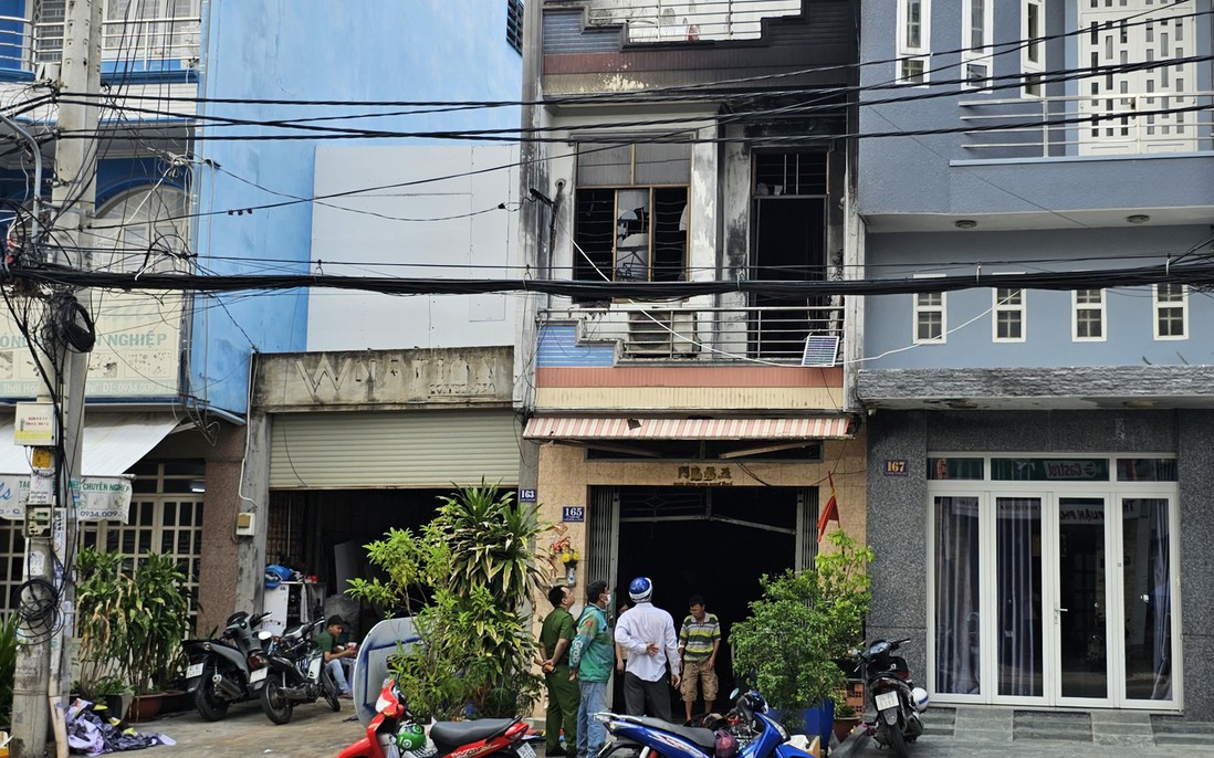 TPHCM: Nhờ xe tải tông sập cửa ngôi nhà cháy để cứu 4 người mắc kẹt TPHCM: Nhờ xe tải tông sập cửa ngôi nhà cháy để cứu 4 người mắc kẹt