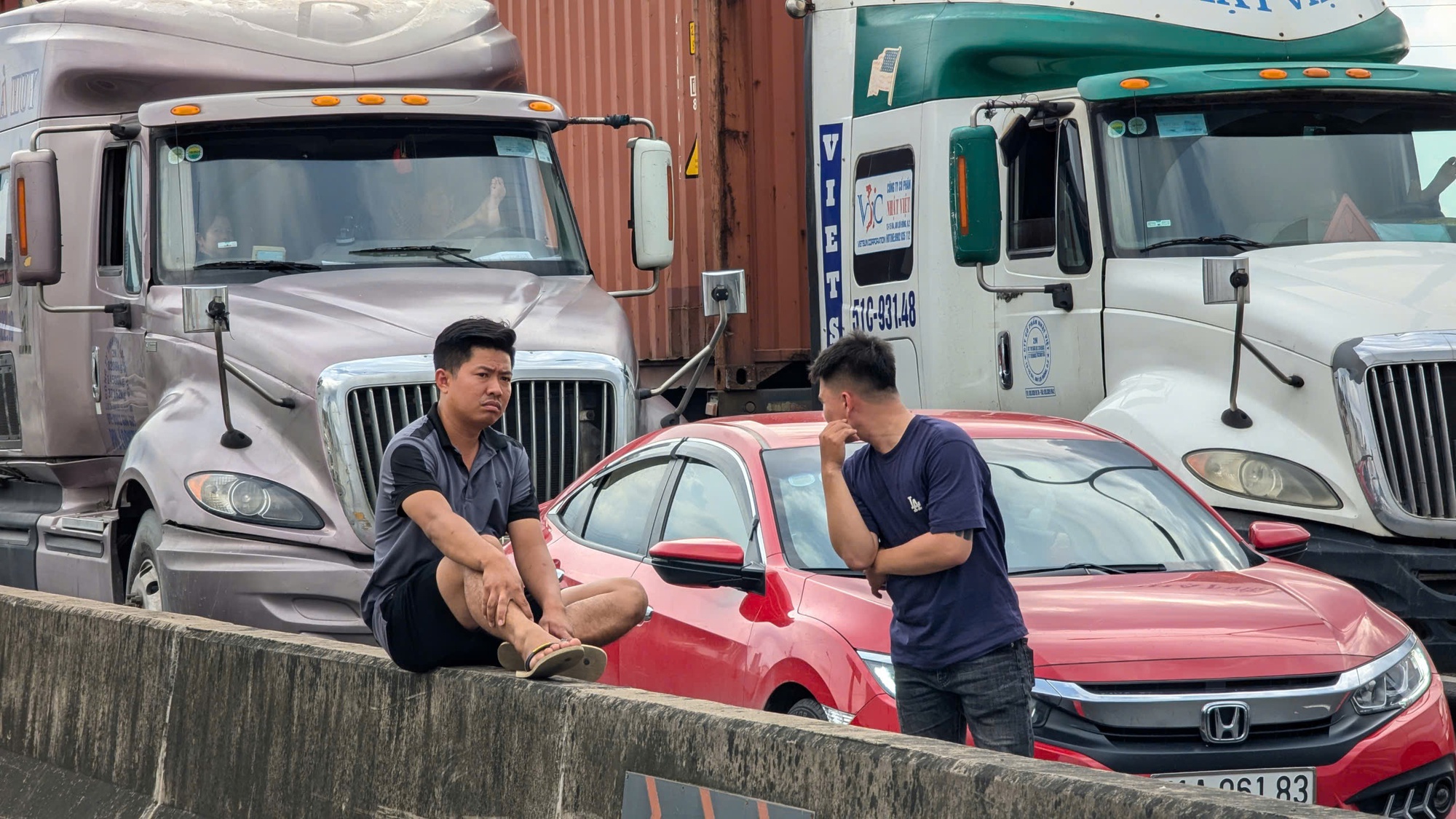 Toàn cảnh hiện trường vụ tai nạn nghiêm trọng giữa 8 ô tô trên cầu Phú Mỹ khiến giao thông tê liệt - 13