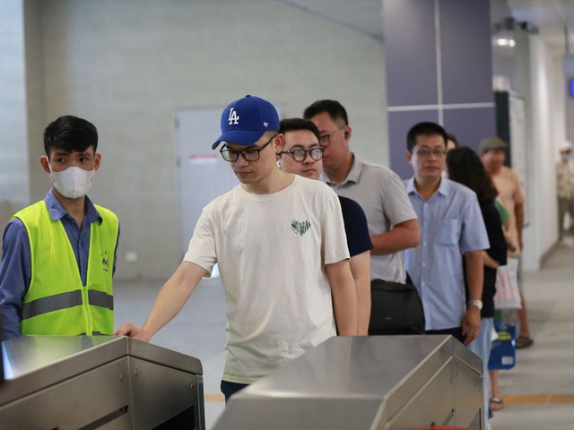 Cận cảnh chiếc vé tàu của tuyến Metro Nhổn - Ga Hà Nội: Đơn giản, gọn nhẹ và rất Hà Nội! - 2 Cận cảnh chiếc vé tàu của tuyến Metro Nhổn - Ga Hà Nội: Đơn giản, gọn nhẹ và rất Hà Nội! - 2