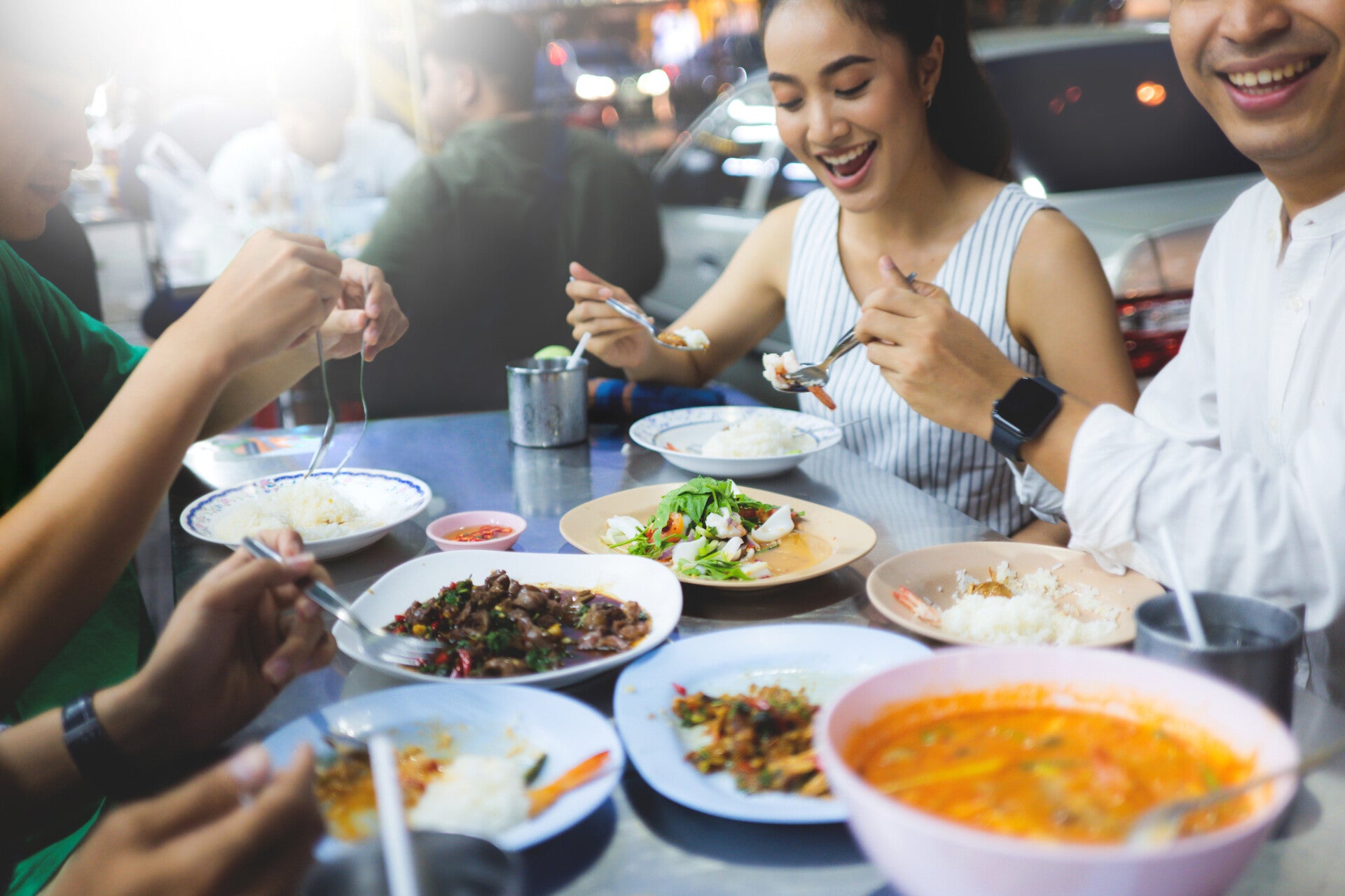 Được hỏi cứu ai khi mẹ, vợ và con gái cùng rơi xuống nước, đáp án của chồng khiến vợ muốn bật khóc - 1 Được hỏi cứu ai khi mẹ, vợ và con gái cùng rơi xuống nước, đáp án của chồng khiến vợ muốn bật khóc - 1