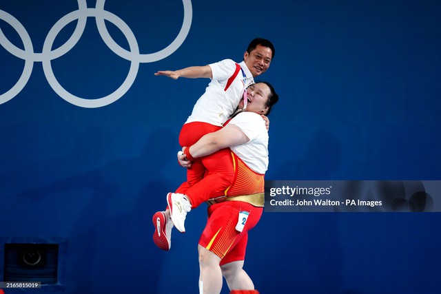 Vừa giành HCV Olympic, VĐV Trung Quốc có hành động với HLV khiến cả nhà thi đấu ngỡ ngàng - 1