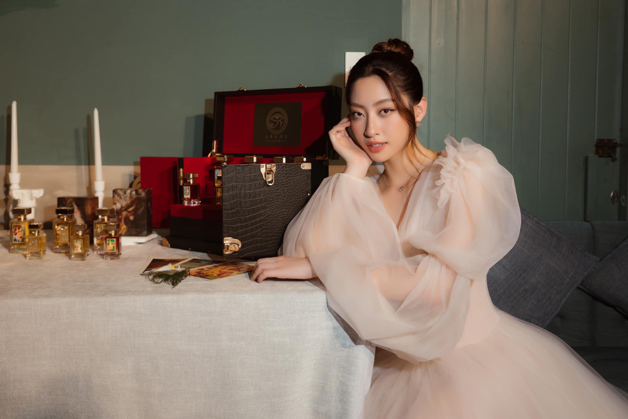 Lương Thùy Linh - Lona Kiều Loan - Tường San thay đổi lớn sau 5 năm đăng quang: Người làm dâu hào môn, người bỗng ở ẩn đầy khó hiểu - 1 Lương Thùy Linh - Lona Kiều Loan - Tường San thay đổi lớn sau 5 năm đăng quang: Người làm dâu hào môn, người bỗng ở ẩn đầy khó hiểu - 1