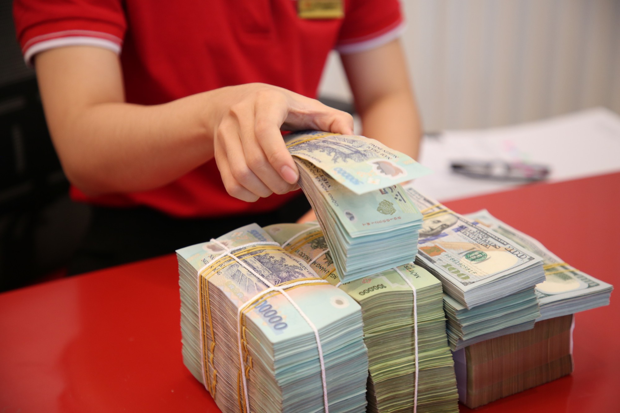 Ngân hàng đua nhau phát hành trái phiếu, đẩy lãi suất lên gần 8%/năm Ngân hàng đua nhau phát hành trái phiếu, đẩy lãi suất lên gần 8%/năm