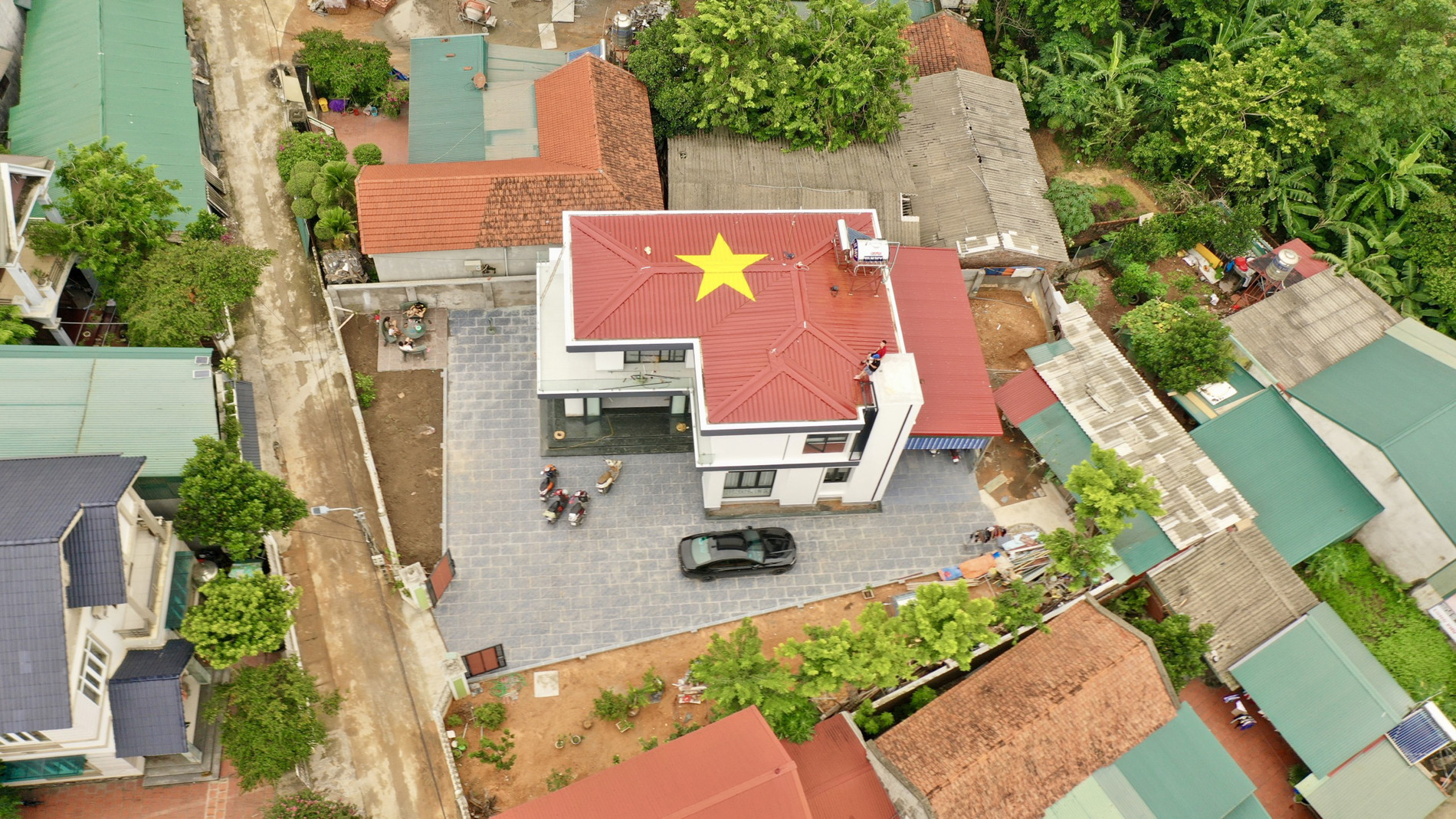 Người Việt hưởng ứng trào lưu ‘đẹp nhất năm’: Mỗi mái nhà là một lá cờ Tổ quốc - 1